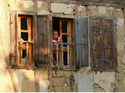Safranbolu - Hauswand mit Fenster und Kind.