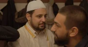 Imam Bilal (Cem Goektas, l.) und Oray (Zejhun Demirov, r.) beim Zuckerfest in der Moschee. Bilal ist eifersüchtig auf Orays Charisma.
