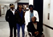 Mark (Victor French, l.), Jonathan (Michael Landon, 2.v.l.) und Dr. Sims (James Reynolds, 2.v.r.) kümmern sich um den herzkranken Dr. Hudsbeth (Roscoe Lee Browne, r.).