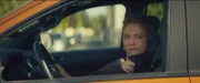 Jennifer (Sophie de Fürst) passt Lola zufällig mit ihrem Auto ab und die beiden feinden sich mit Wörtern an. Jennifer zieht den Kürzeren und fährt davon.