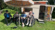 Teun Toebes (2.v.r.) mit dementen Pflegeheimbewohnern im Garten vor dem Wohnwagen – ein Stückchen Lebensqualität.