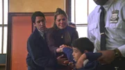 Mrs Barrera (Sara Ramirez) und Mr. Barrera (Robert Montano, l.) sind erschüttert: Ihr Sohn Elias (Nicolas Marti Salgado) hat eine Mitschülerin erschossen. Der Justizbeamter (Darsteller unbekannt) nimmt den Jungen fest.