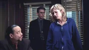 Patricia Andrews (Amy Carlson) beschuldigt ihren Ehemann, sie vergewaltigt zu haben. Der Fall ist für die beiden Detectives Tutuola (Ice-T, l.) und Munch (Richard Belzer) nicht einfach zu klären, da es sich bei dem Ehemann um einen Kollegen handelt.