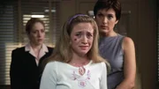 Als Siobhan Miller (Jenna Lamia, M.) bei einer Gegenüberstellung den Täter, der sie vergewaltigt hat, wiedererkennt, bricht sie zusammen. Detective Benson (Mariska Hargitay) muss sie stützen.