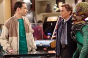 Als Sheldon (Jim Parsons, l.) die Filmrequisitensammlung von Dr. Lorvis (Billy Bob Thornton, r.) sieht, ist er total begeistert ...