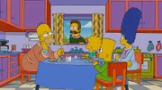 Homer (l.) gewinnt bei einer Verlosung das neue myPad von Mapple. Schon bald verbringt er 24 Stunden am Tag mit seinem neuen Tablet-Freund, was dazu führt, dass er unaufmerksam ist und in ein Loch stürzt, wobei das myPad zerstört wird. Voller Verzweiflung sitzt er nun bei Marge (r.), Bart (2.v.r.) und Lisa (M.) in der Küche, als er plötzlich von Ned (2.v.l.) aufgefordert, aus dem Haus zu kommen und sich ein "Wunder" anzusehen ...