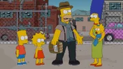 Homer (M.) hat damit zu kämpfen, dass er sich selbst für zu alt und zu uncool hält. Als er dann Terence, einen fahrenden Donut-Händler kennenlernt, soll sich das ändern. Marge (2.v.r.), Maggie (r.), Lisa (2.v.l.) und Bart (l.) trauen ihren Augen kaum ...
