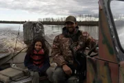 Chevie Roach mit seiner Tochter Sydney auf ihrem Boot. (National Geographic/Kaya Lampe)