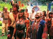 Hercules (Kevin Sorbo, li.) und seine Freunde Atalanta (Cory Everson) und Salmoneus (Robert Trebor) veranstalten die ersten "Olympischen Spiele", um den Frieden zwischen den Spartanern und Elyner herzustellen.