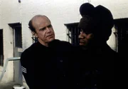 Frank (Kenneth Kimmins, l.) bringt Albert (Guy Killum, r.) in eine ausweglose Situation.
