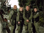 L-R: Teal'c (Christopher Judge), Major Samantha Carter (Amanda Tapping), Colonel Jack O'Neill  (Richard Dean Anderson) und Dr. Daniel Jackson  (Michael Shanks)