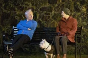 Max (Mark Bonnar) und Jackie (Sandy McDade) treffen sich nachts auf einer Bank und unterhalten sich.
