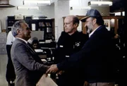 Captain Friend (Norman Burton, l.) und Frank (Kenneth Kimmins, M.) freuen sich, Mark (Victor French, r.) wieder im Polizeidienst aufnehmen zu können.