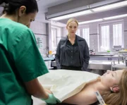 Kann Julia Durant (Sandra Borgmann) trotz ihrer Traumatisierung die bestialischen Morde an jungen, blonden Mädchen aufklären?