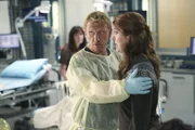 Der Anblick von Amelia bringt die Tochter eines Patienten (Jessica Gardner, r.) so in Rage, dass Owen (Kevin McKidd, l.) sie beruhigen muss ...