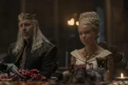 König Viserys I. Targaryen (Paddy Considine, l.); Rhaenyra Targaryen (Milly Alcock, r.)