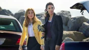 Dr. Maura Isles (Sasha Alexander, l.) und Jane Rizzoli (Angie Harmon) wegen eines Mordfalls an den Strand im Hafengebiet gerufen.