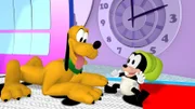 Pluto (li.) kümmert sich rührend um den kleinen Goofy (re.), während Professor Primus von Quack die Zeitmaschine repariert.