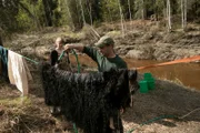Chris und Jessi Morse waschen ein Bärenfell ab. (National Geographic/Jeffrey Alexander)