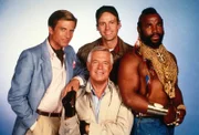Das A-Team: L-R: Faceman (Tim Dunigan, li.), Hannibal (George Peppard, mi. unten), Murdock (Dwight Schultz, mi. oben) und  B.A. (Mr. T, re.)