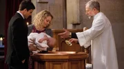 Der Sohn von Tommy Rizzoli (Colin Egglesfield, l.) und Lydia Sparks (Alexandra Holden) T.J. (Darsteller nicht bekannt) wird von Pfarrer Crowley (Timothy Landfield) getauft. Doch es ist ein Tag voller böser Überraschungen.