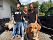 Alexandra Schröder, Sohn Herzog (l.) und Hundeprofi Martin Rütter mit Dogge "Krümmel".