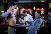 Hauen auf den Putz: die Nebenwirkungen des Alkohols machen Louis (Randall Park, r.) und Chau (Jeremy Lin, l.) nichts aus ...