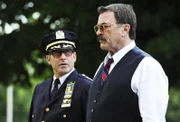 Frank (Tom Selleck, r.) und sein Kollege Dino Arbogast (John Ventimiglia, l.) trauern um einen Polizisten des NYPD, der bei einem Raubüberfall ums Leben gekommen ist ...