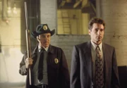 Der FBI-Agent Mulder (David Duchovny, r.) und ein Ranger (Michael MacRae, l.) des Nationalparks von Jersey machen eine erschreckende Entdeckung ...