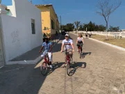 Reiseleiter Bernd und seine Kollegin Helen machen auf alten Post-Fahrrädern eine Radl-Tour über die Insel Mosambik, zusammen mit Guide Fernando.