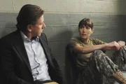Dr. Cal Lightman (Tim Roth) befragt die Soldatin Rebecca Metz (Amy Rosoff). Ihre Kameradin bezichtigt den Kompanieführer des sexuellen Missbrauchs.