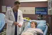 Die Verletzungen des Patienten Dylan (AJ Achinger, r.) sind leider schlimmer als zunächst angenommen. Alex (Justin Chambers, l.) muss sofort operieren ...
