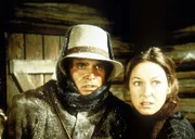 Charles (Michael Landon, l.) und seine Frau Caroline (Karen Grassle, r.) beobachten, wie der Marshall den gesuchten Sioux Jack mit einer Waffe bedroht.