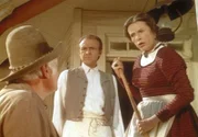 Mrs. Oleson (Katherine MacGregor, r.) und Mr. Oleson (Richard Bull, M.) dulden es nicht länger, dass der Farmer Holbrook (John Alderson, l.) ihren Eingang blockiert.