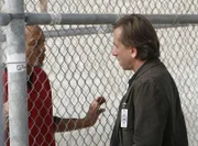 Dr. Cal Lightman (Tim Roth, re.) begibt sich in den Hochsicherheitstrakt eines Gefängnisses, um Manny Trillo (Paul Calderon), den früheren Kopf einer brutalen Latino-Gang, zu befragen.