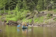 Chris und Jessi Morse in einem Kanu auf dem Cosna-Fluss. (National Geographic/Jeff Alexander)