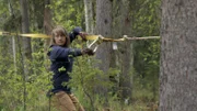 Jessi Morse kurbelt beim Fällen eines Baums an einem Gurtzeug (National Geographic).