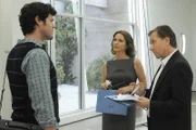 Dr. Gillian Foster (Kelli Williams) und Dr. Cal Lightman (Tim Roth, re.) bitten Eli Loker (Brendan Hines) um eine Videoanalyse, um die Körpersprache des Verdächtigen besser studieren zu können.