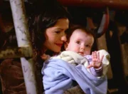 Erleichtert hält Jordan (Jill Hennessy) ein vermisstes Baby in den Armen. Dessen Vater, ein angeblicher Junkie, wurde zuvor tot aufgefunden.