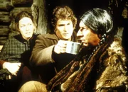 Charles (Michael Landon, M.) und Caroline (Karen Grassle, l.) bieten Jack Lame Horse (Robert Tessier, r.) heißen Tee an ...