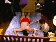 Jordan (Jill Hennessy, r.) untersucht den Mord an einer Frau (Darsteller nicht zu ermitteln), die nackt und erwürgt in einem Hotelzimmer gefunden wurde.
