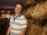 Die Serie mit Jamie Oliver ist ein einziges Abenteuer. In jeder Folge erforscht der Kult-Koch die Küche eines anderen Landes und macht dabei aufregende Entdeckungen. Zunächst lernt er in Marrakesch eine völlig andere Esskultur kennen. In Griechenland fischt er das erste Mal in seinem Leben mit einem Speer. In Andalusien kocht er die größte Paella der Welt und in Frankreich freundet er sich mit einem Trüffelschwein an. Auf seinen Reisen lernt Jamie Oliver zudem eine Reihe anderer Köche kennen, die unter and; Die Serie mit Jamie Oliver ist ein einziges Abenteuer. In jeder Folge erforscht der Kult-Koch die Küche eines anderen Landes und macht dabei aufregende Entdeckungen. Zunächst lernt er in Marrakesch eine völlig andere Esskultur kennen. In Griechenland fischt er das erste Mal in seinem Leben mit einem Speer. In Andalusien kocht er die größte Paella der Welt und in Frankreich freundet er sich mit einem Trüffelschwein an. Auf seinen Reisen lernt Jamie Oliver zudem eine Reihe anderer Köche kennen, die unter anderem in Cafés, Gasthäusern, loklaen Restaurants und selbst in herkömmlichen Küchen von ganz normalen Leuten ausgezeichnetes Essen zubereiten. Hier ist er in Andalusien.