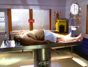 Ein toter Zuhälter (Darsteller nicht zu ermitteln) landet auf dem Autopsie-Tisch. Da keine offensichtliche Verletzung an der Leiche zu sehen ist, nimmt man zunächst an, der stark übergewichtige Mann sei an einem Herzinfarkt gestorben.