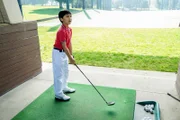Jessica (Constance Wu, l.) ist sich sicher, dass mit einem harten disziplinierten Training ihr Sohn Eddie (Hudson Yang, r.) ganz schnell zum Golfprofi mutiert ...