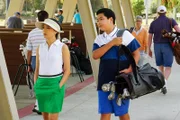 Jessica (Constance Wu, l.) ist  sich sicher, dass mit einem harten, disziplinierten Training ihr Sohn Eddie (Hudson Yang, r.) ganz schnell Golfprofi wird ...