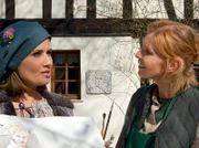 Oberschwester Ingrid (Jutta Kammann, rechts) lernt Karla Seyfried (Jenny Jürgens) kennen. Die an Multipler Sklerose erkrankte Malerin beeindruckt Ingrid mit ihrer lebensbejahenden Art.