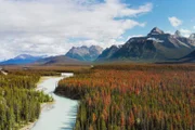 Der Banff-Nationalpark ist berühmt für seine Seen und beeindruckendes bergiges Gelände in der weiten Wildnis der kanadischen Rocky Mountains.