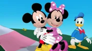 Minnie (Mi.) freut sich über das gelungene Picknick und auch ihre Freunde Micky (li.) und Donald (re.) sind zufrieden.