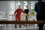 Viktors (Fridolin Sommerfeld, l.) Ziel ist es, seine Abschlussprüfung im Tanz zu machen. Gustav (Tamino Schenke) weiß nicht, ob das eine gute Idee ist.