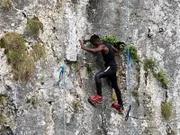 Beim Bouldern, dem Klettern am Fels über dem Fluss ohne Sicherung, ist es echt schwer, das Gleichgewicht zu halten